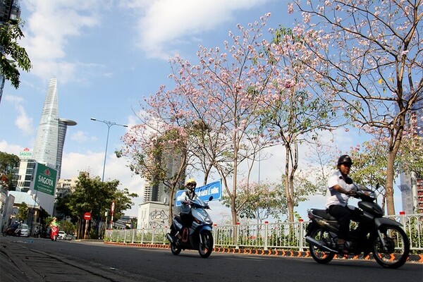 Xe máy là phương tiện giao thông phổ biến nhất lên nóc hầm Thủ Thiêm